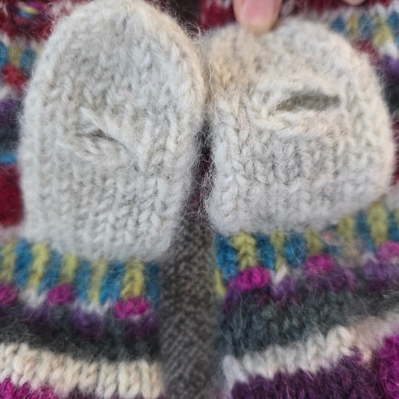 Newari Women's Floral Winter Hat and Convertible Mitten/Gloves Set - OS - Picture 8 of 12